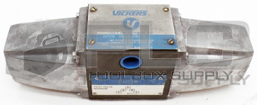 NEW VICKERS DG4S4-018C-50 DIRECTIONAL VALVE SOLENOID OPERATED 4WAY DG4S4018C50