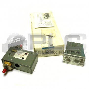 NEW JOHNSON CONTROLS P128AA-1C OIL FAIL PRESSURE SWITCH
