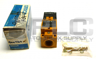 NEW OMRON E3N2-D2E4-US PHOTOELECTRIC SWITCH 