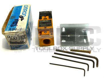 NEW OMRON E3N2-D2B4-US PHOTOELECTRIC SWITCH 