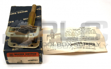 NEW IN BOX MICRO SWITCH MCA7711 LARGE BASIC SWITCH