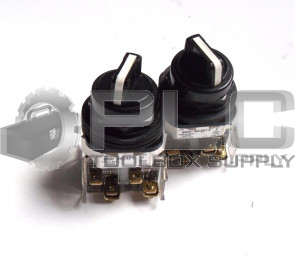 LOT OF 2 ALLEN BRADLEY 800H-NR2KF4 SERIES F SELECTOR SWITCH W/ 800T-XA