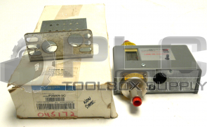 NEW JOHNSON CONTROL P28AN-3 OIL FAILURE CUTOUT CONTROL 1/4"-18 CONNECTOR P28AN3C