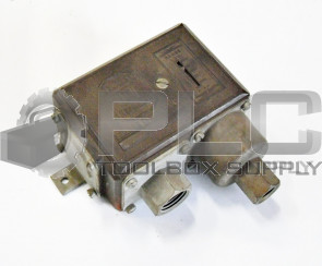 SQUARE D 9012-FLG4 PRESSURE SWITCH RANGE 0-40 DIFF 3-17 600VAC MAX / 9012 FLG4